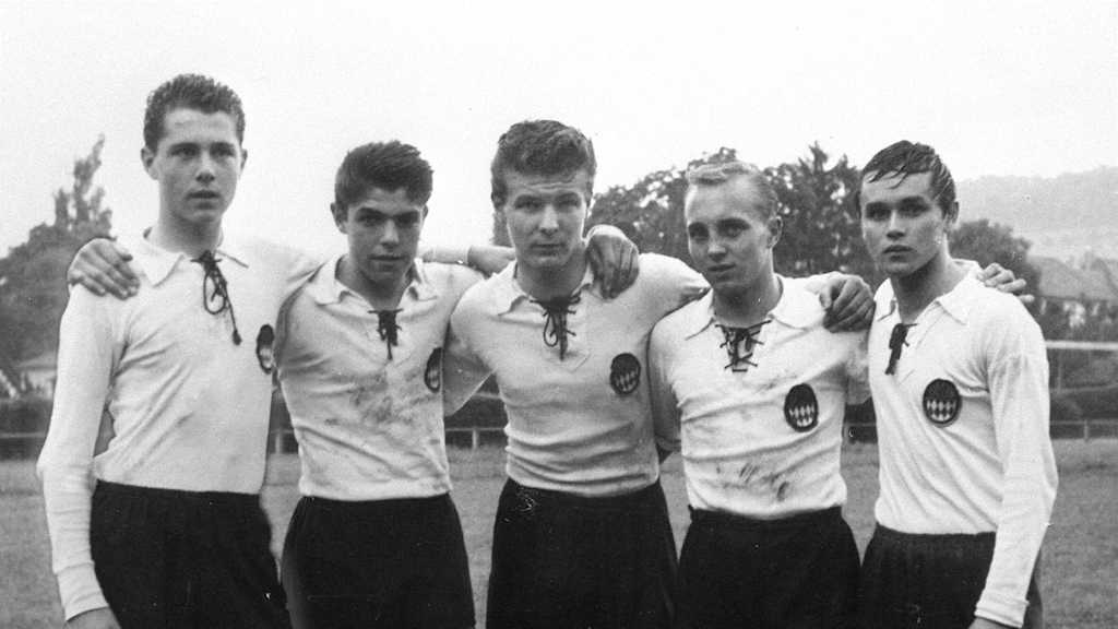Beckenbauer als Jugendspieler mit seinen Mannschaftskollegen