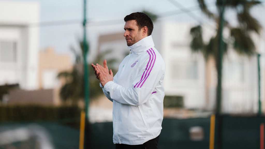 Moritz Volz als neuer Co-Trainer der FC Bayern Frauen im Trainingslager in Spanien.