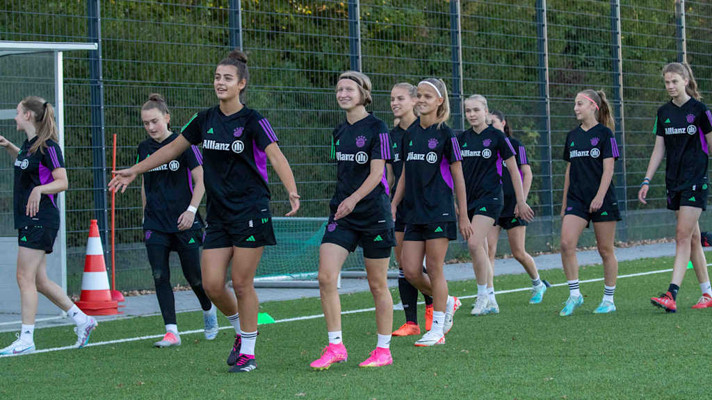 Der Nachwuchs der FC Bayern Frauen während einer Trainingseinheit.