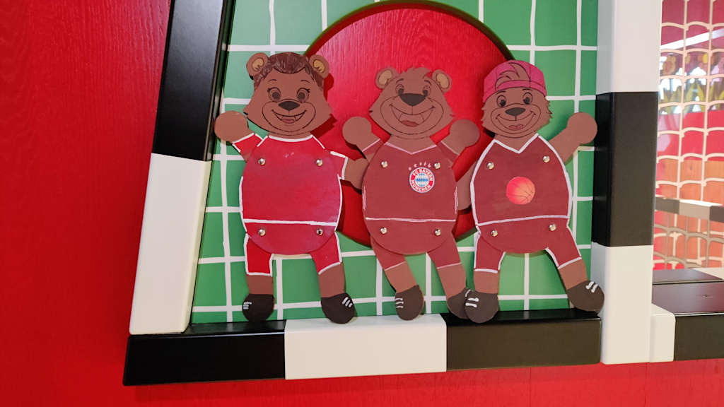 Bastelarbeit: Die FC Bayern-Maskottchen Berni, Mia und Ben als Bastelarbeit.