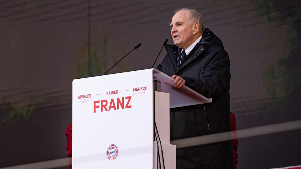 El presidente de honor Uli Hoeneß rindió homenaje al fallecido Franz Beckenbauer en su discurso durante el acto conmemorativo del FC Bayern.