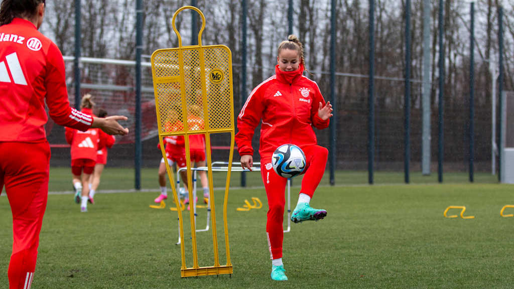 Giulia Gwinn von den FC Bayern Frauen am Ball