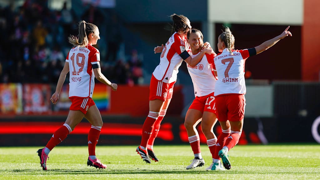 FC Bayern Frauen gegen TSG Hoffenheim am FC Bayern Campus