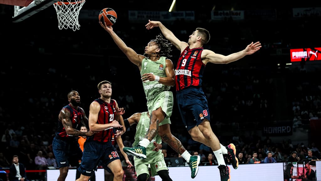 Carsen Edwards fue el máximo anotador con 14 puntos en el primer partido para los Bayern