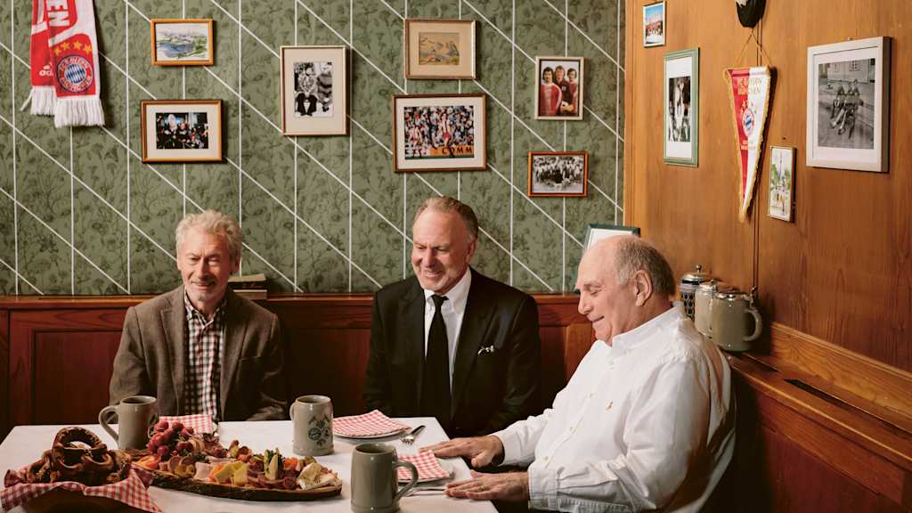 Uli Hoeneß, Paul Breitner & Karl-Heinz Rummenigge sprechen am Stammtisch über Franz Beckenbauer.