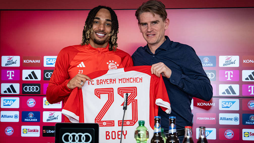 FC Bayern-Neuzugang Sacha Boey stellt sich in einem Pressetalk den Medienvertretern und der Öffentlichkeit vor.