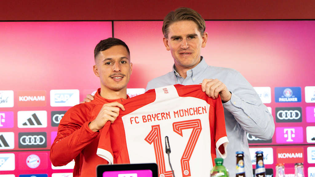 FC Bayern new signing Bryan Zaragoza with his new shirt at his unveiling