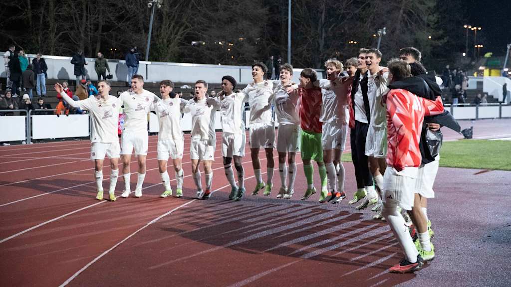 Die FC Bayern U19 feiert mit den Fans den Sieg in Basel.