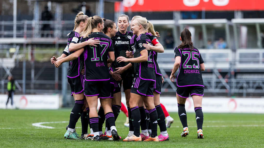 FC Bayern Frauen jubeln nach dem Treffer im Bundesliga-Spiel in Köln.