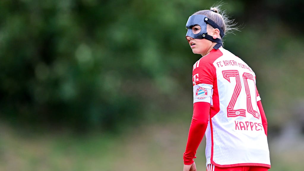 Kapitaenin Jana Kappes auf dem Spielfeld