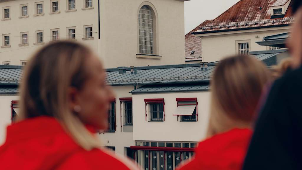 FC Bayern Frauen zu Besuch in der JVA Aichach