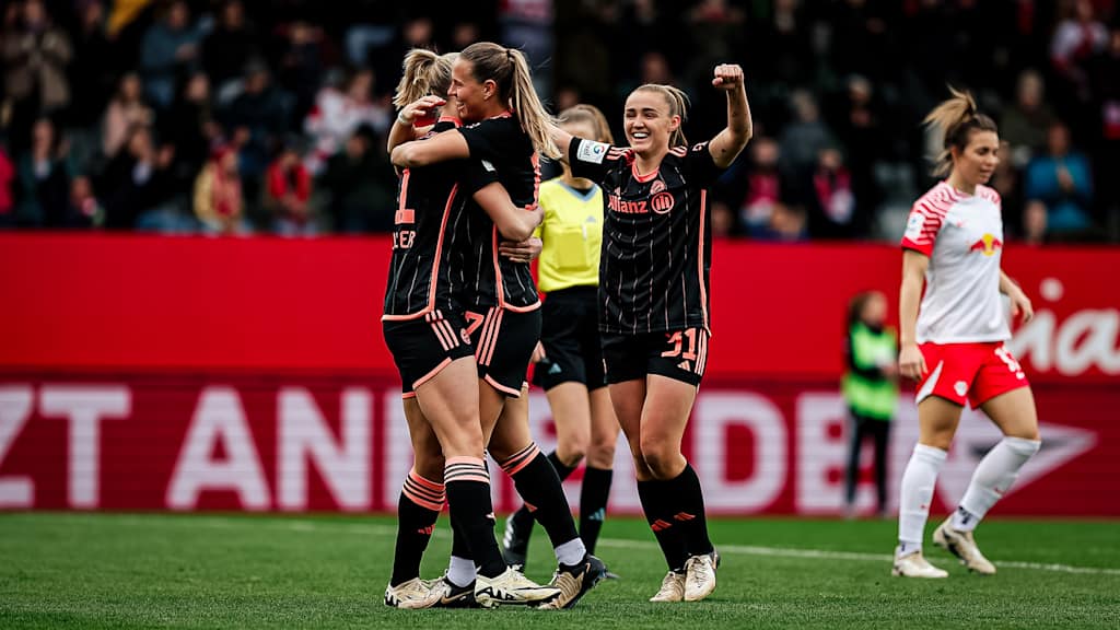 Bayern's Women played in their own jersey, designed by Lena Gercke, for the first time.