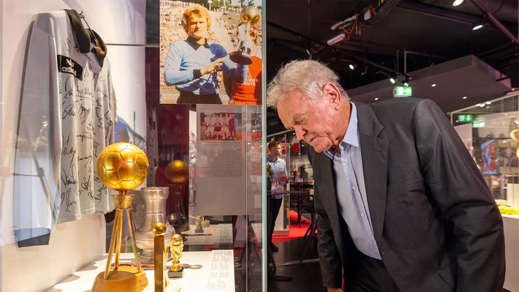 Sepp Maier betrachtet die Ausstellung im FC Bayern Museum zu seinem 80. Geburtstag.