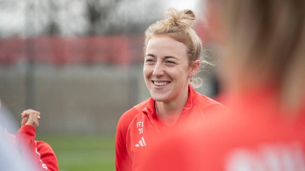 Carolin Simon at her first team training session with FC Bayern Women following her cruciate ligament rupture