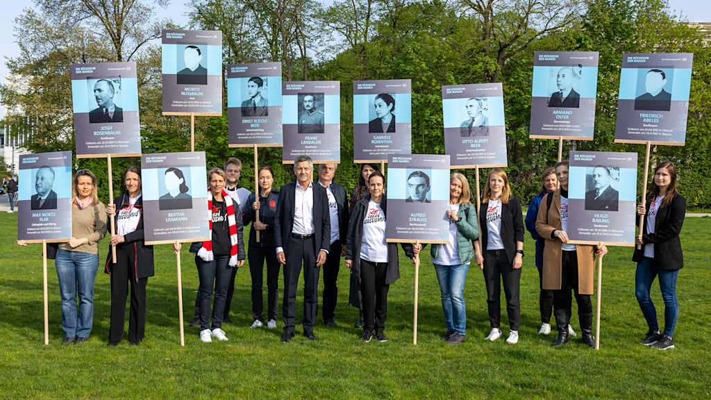 FC Bayern beim Projekt „Rückkehr der Namen“ Herbert Hainer