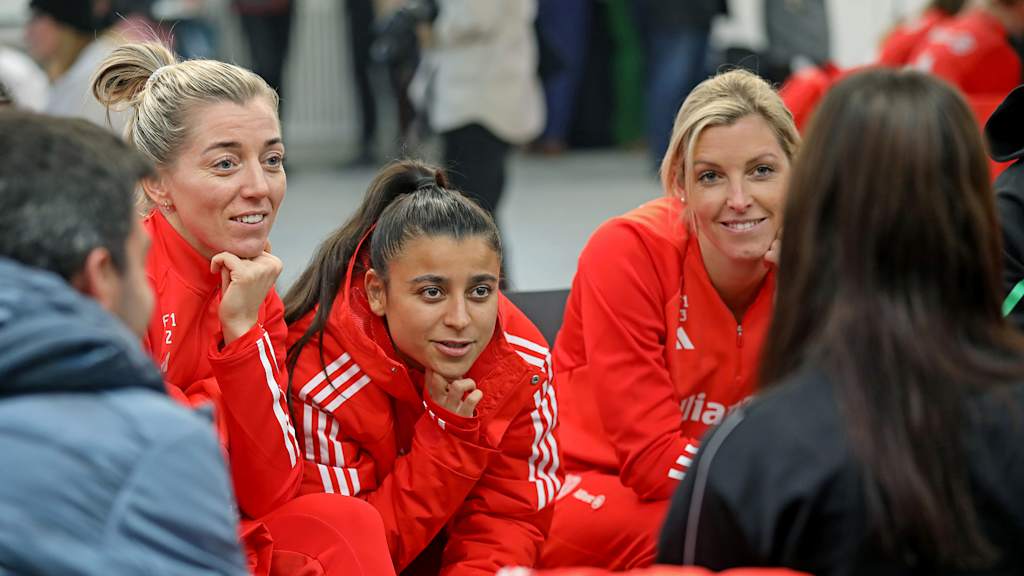 FC Bayern Women visit Aichach Prison