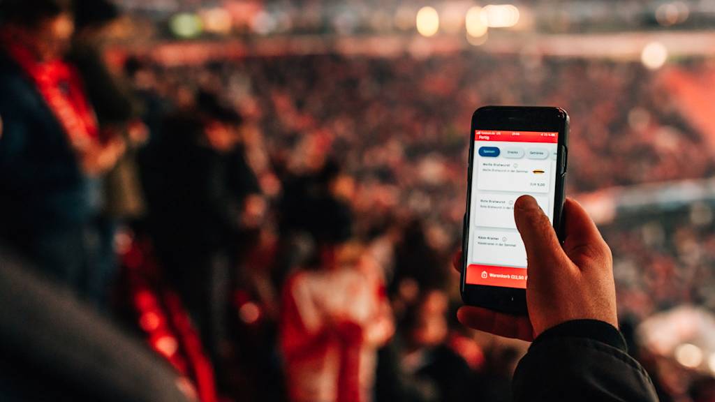 Zuschauer in der Allianz Arena nutzen den Pick-up Service an einem Kiosk am Spieltag