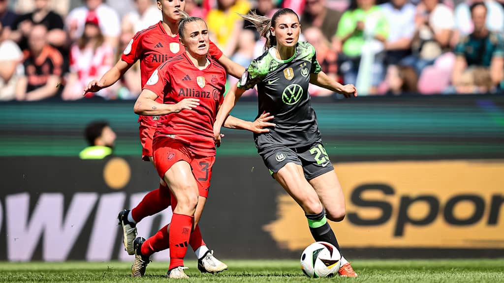 Georgia Stanway, tackle, FC Bayern Women in cup final against VfL Wolfsburg