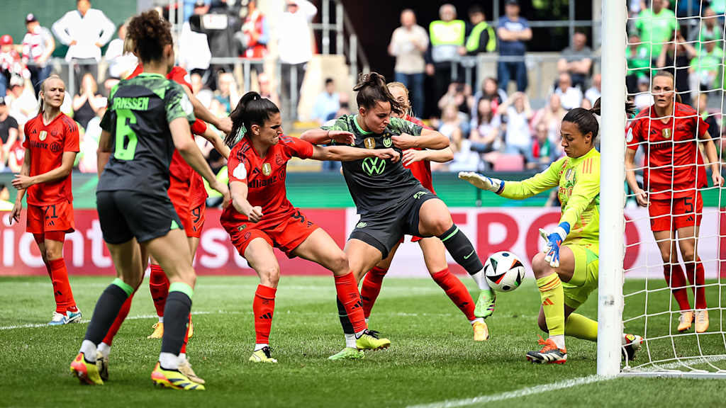 Maria Luisa Grohs, save, FC Bayern Women in cup final against VfL Wolfsburg