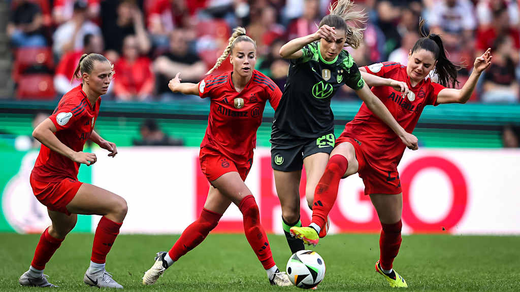 Giulia Gwinn, Sarah Zadrazil, tackle, FC Bayern Women in cup final against VfL Wolfsburg