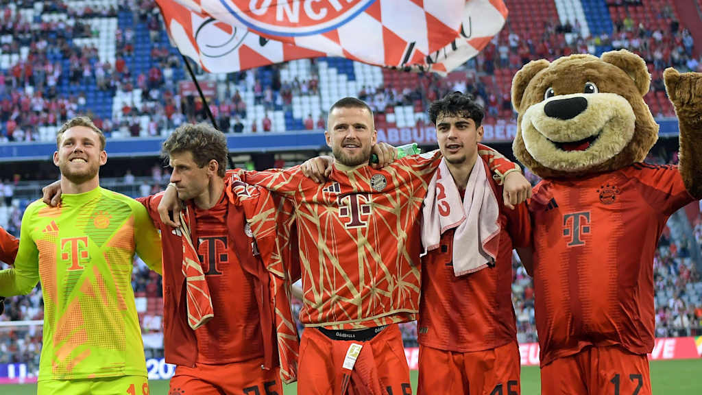 FC Bayern jubelt zum Saisonabschluss mit Thomas Müller und Eric Dier vor der Südkurve