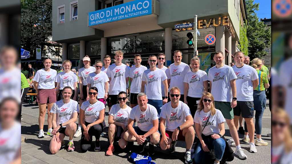 Eine Gruppe von Mitarbeitenden des FC Bayern ging in T-Shirts der Initiative Rot gegen Rassismus  bei dem Benefizlauf Giro di Monaco an den Start.