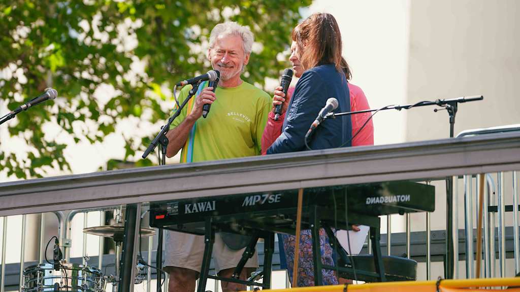Die FC Bayern-Legende Paul Breitner begrüßte die Teilnehmenden beim Giro di Monaco.