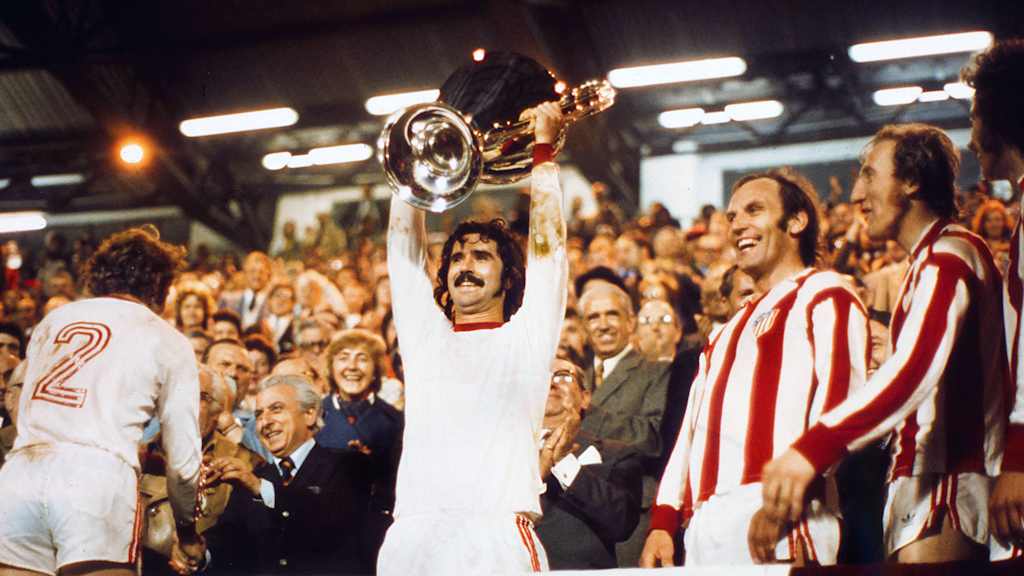 Gerd Müller vom FC Bayern mit dem Henkelpott nach dem Sieg im Landesmeisterfinale 1974