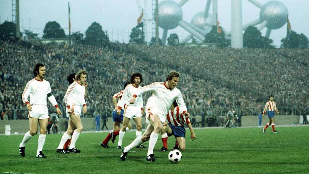 Bulle Roth am Ball im Landesmeisterfinale 1974 FC Bayern gegen Atletico Madrid