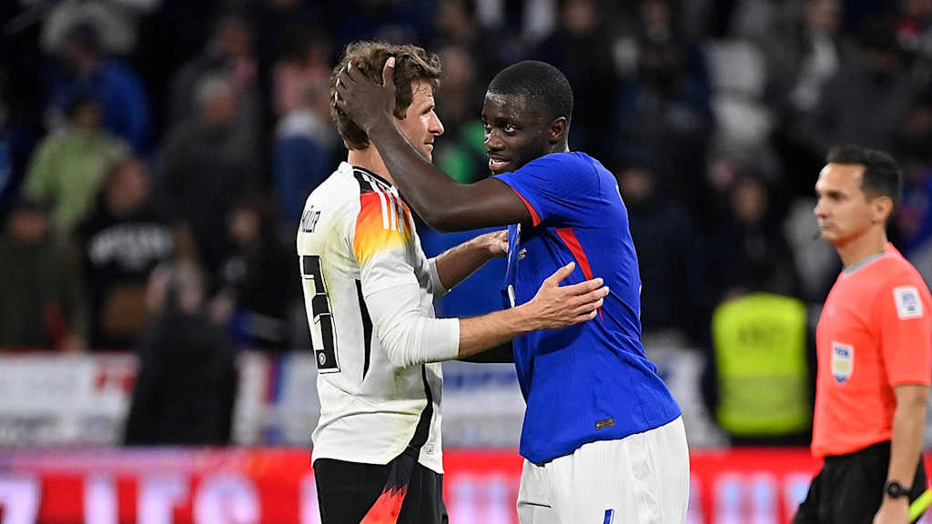 Die FC Bayern-Teamkollegen Thomas Müller und Dayot Upamecano umarmen sich nach dem Länderspiel Deutschland - Frankreich.
