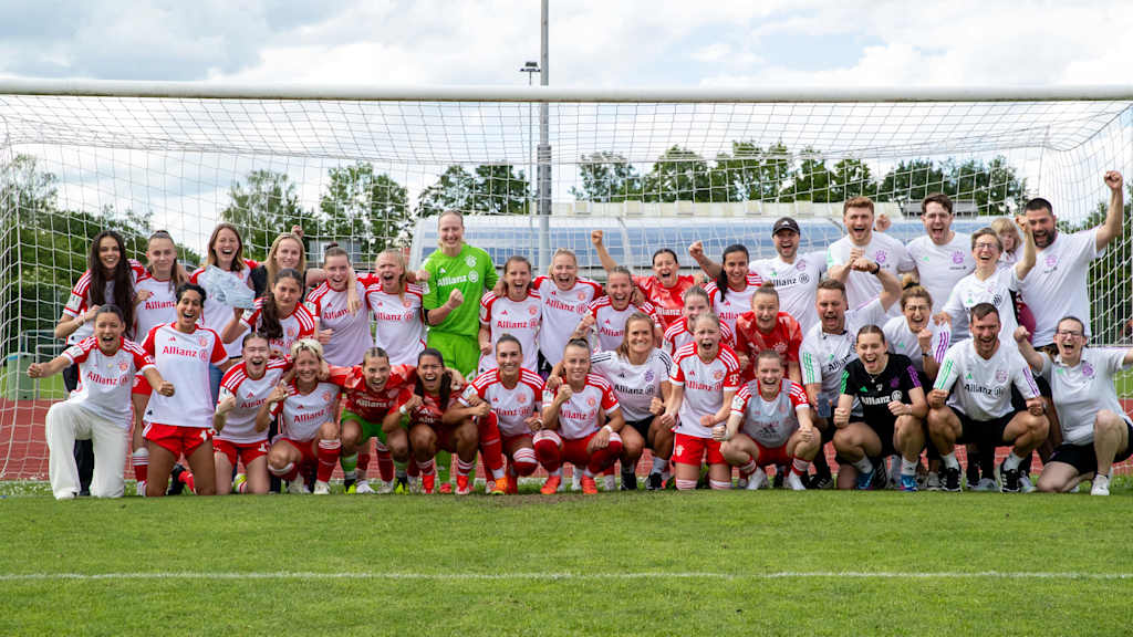 FC Bayern Frauen II bejubeln den Klassenerhalt