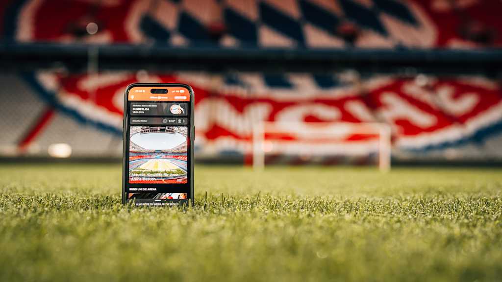 Ein Handy in der Allianz Arena mit der praktischen Allianz Arena App