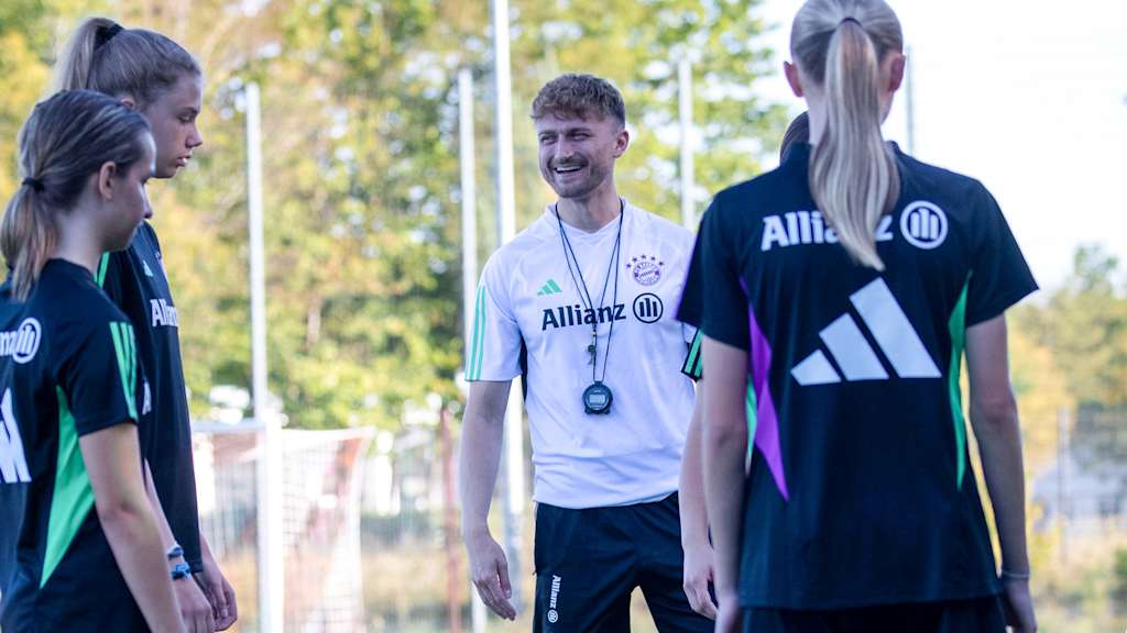 Michael Schubert von den FC Bayern München Frauen U17
