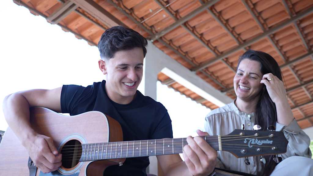 Gustavo Telles spielt Gitarre