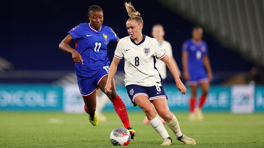 Georgia Stanway im Dribbling gegen Frankreich
