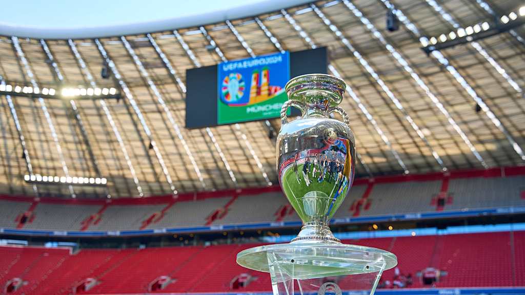 Der EM-Pokal in der Allianz Arena in München.