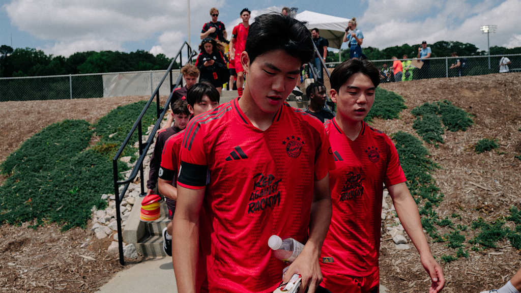 Gyeong-Bin Mo und die Mannschaftskameraden des FC Bayern World Squad laufen die Treppe zum Trainingsplatz hinunter.