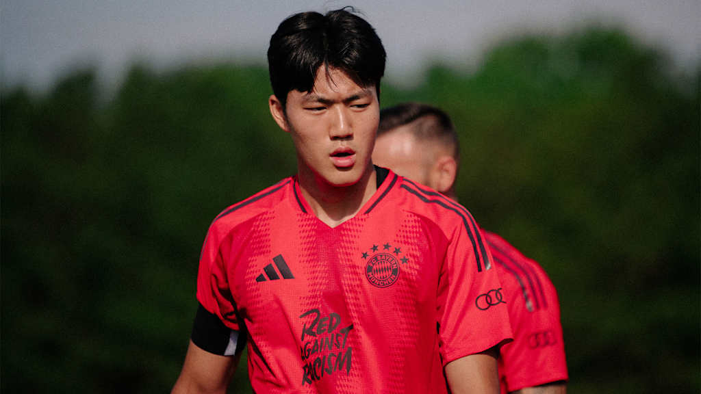 Gyeong-Bin Mo, die Nummer 20 der FC bayern World Squad, auf dem Fußballplatz
