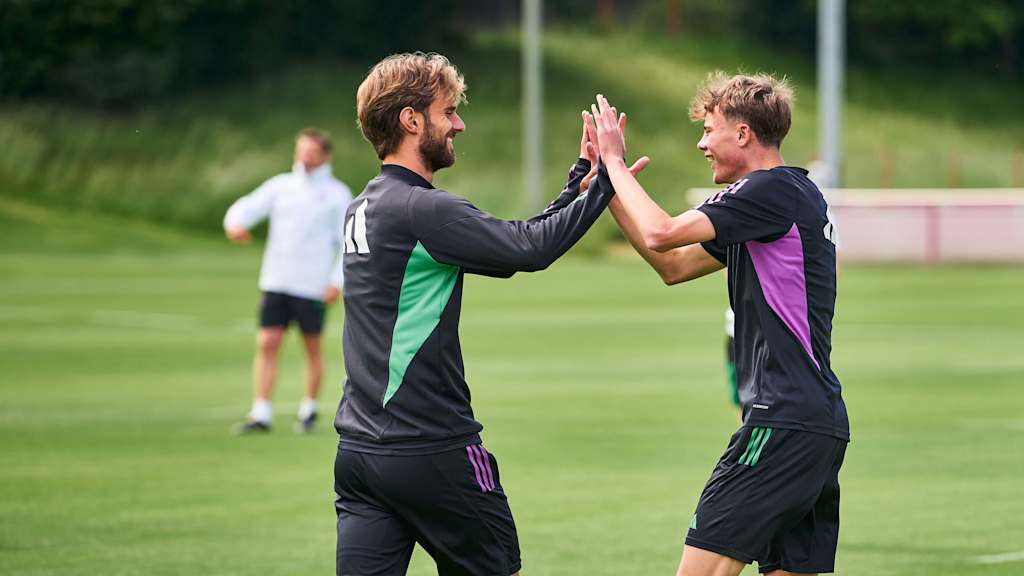 Luca Denk klatscht mit Jonathan Asp Jensen ab