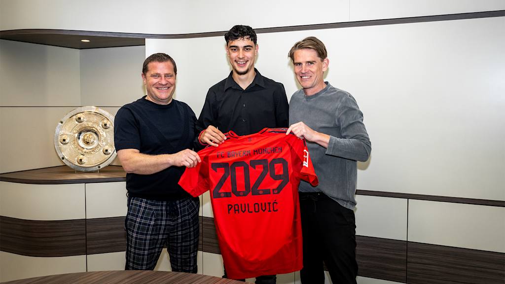 Sportvorstand Max Eberl und Sportdirektor Christoph Freund mit Aleksandar Pavlovic bei dessen Vertragsverlängerung