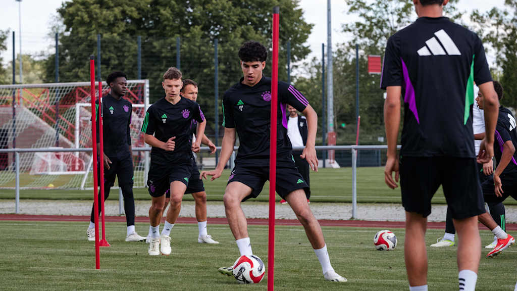 Spieler der FC Bayern U19 bei Übungen auf dem Trainingsplatz