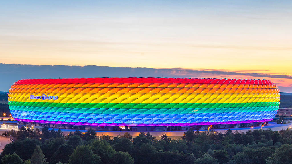 El Allianz Arena del FC Bayern brilla con los colores del arcoíris en las horas vespertinas.