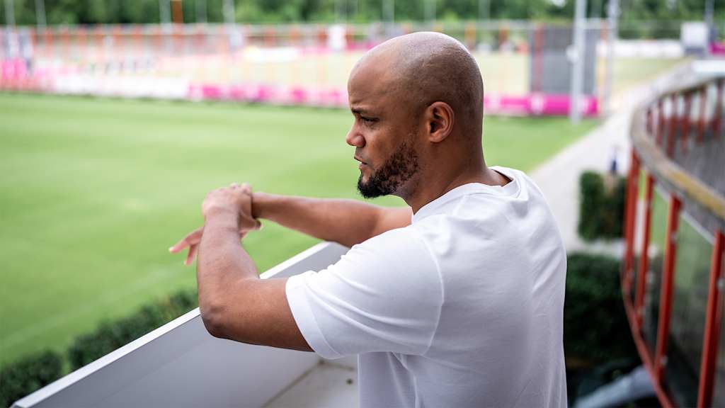 Der neue Trainer Vincent Kompany blickt von einem Balkon auf das Trainingsgelände des FC Bayern.