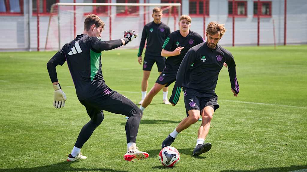 Luca Denk im Training mit Max Schmitt am Ball