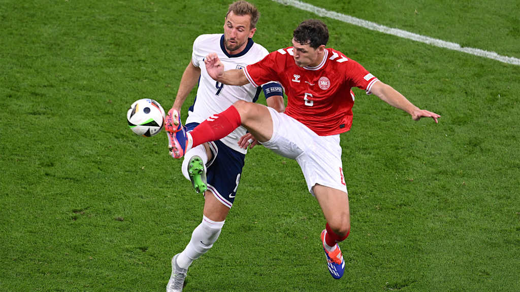 Harry Kane im Zweikampf mit Dänemarks Andreas Christensen im EM-Spiel der Engländer
