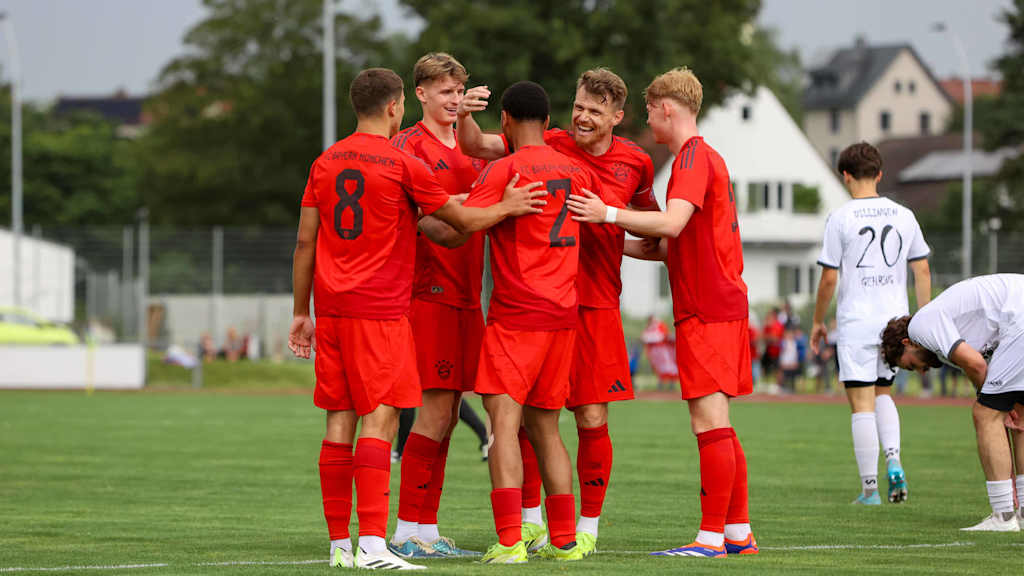 FC Bayern Amateure stehen im Kreis und jubeln
