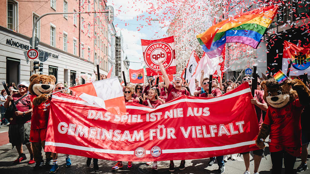 "The game is never over: Together for diversity" - FC Bayern with its 'Red against Racism' initiative at CSD.