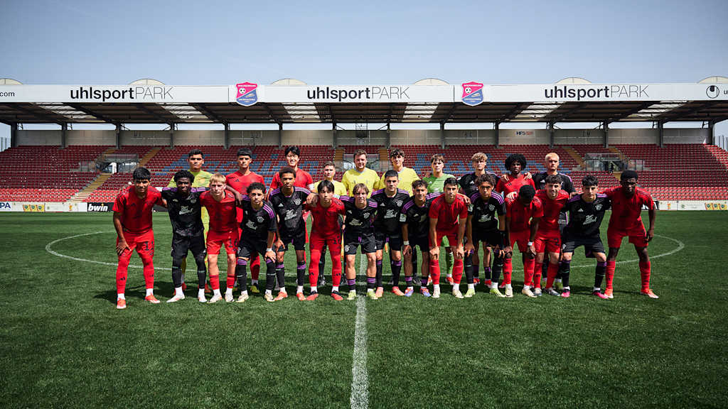 Gemeinsames Bild des FC Bayern World Squad und der U19 des FCB.