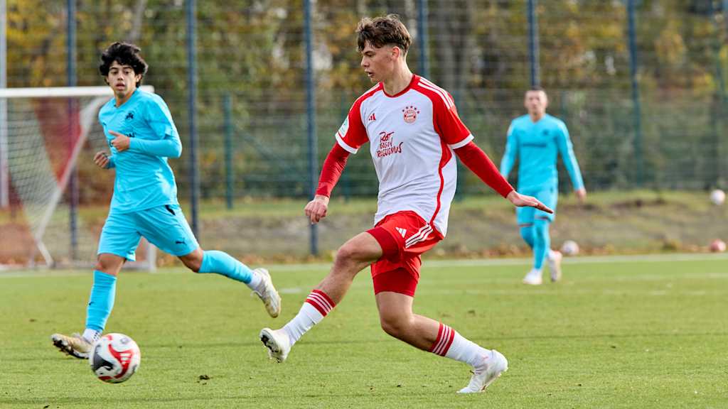 Louis Richter von der FCB-U19 am Ball.