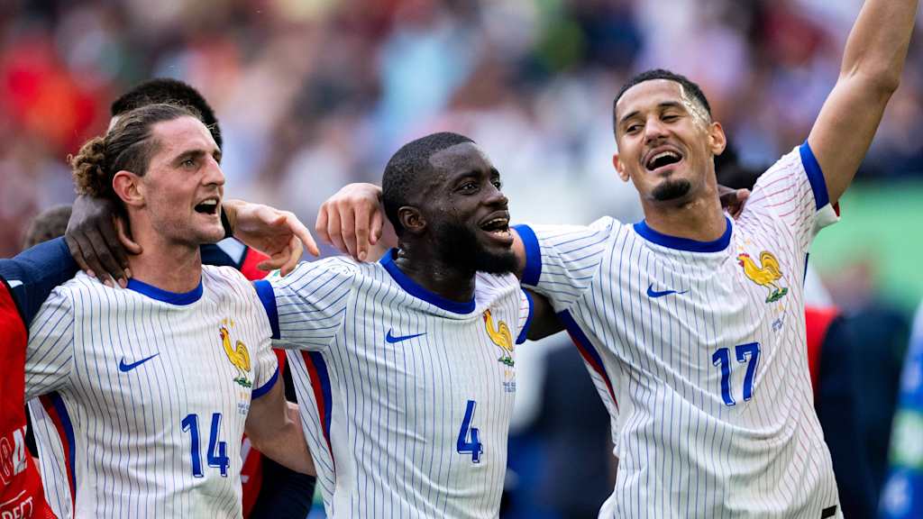 Dayot Upamecano celebrates with French teammates Rabiot and Saliba.